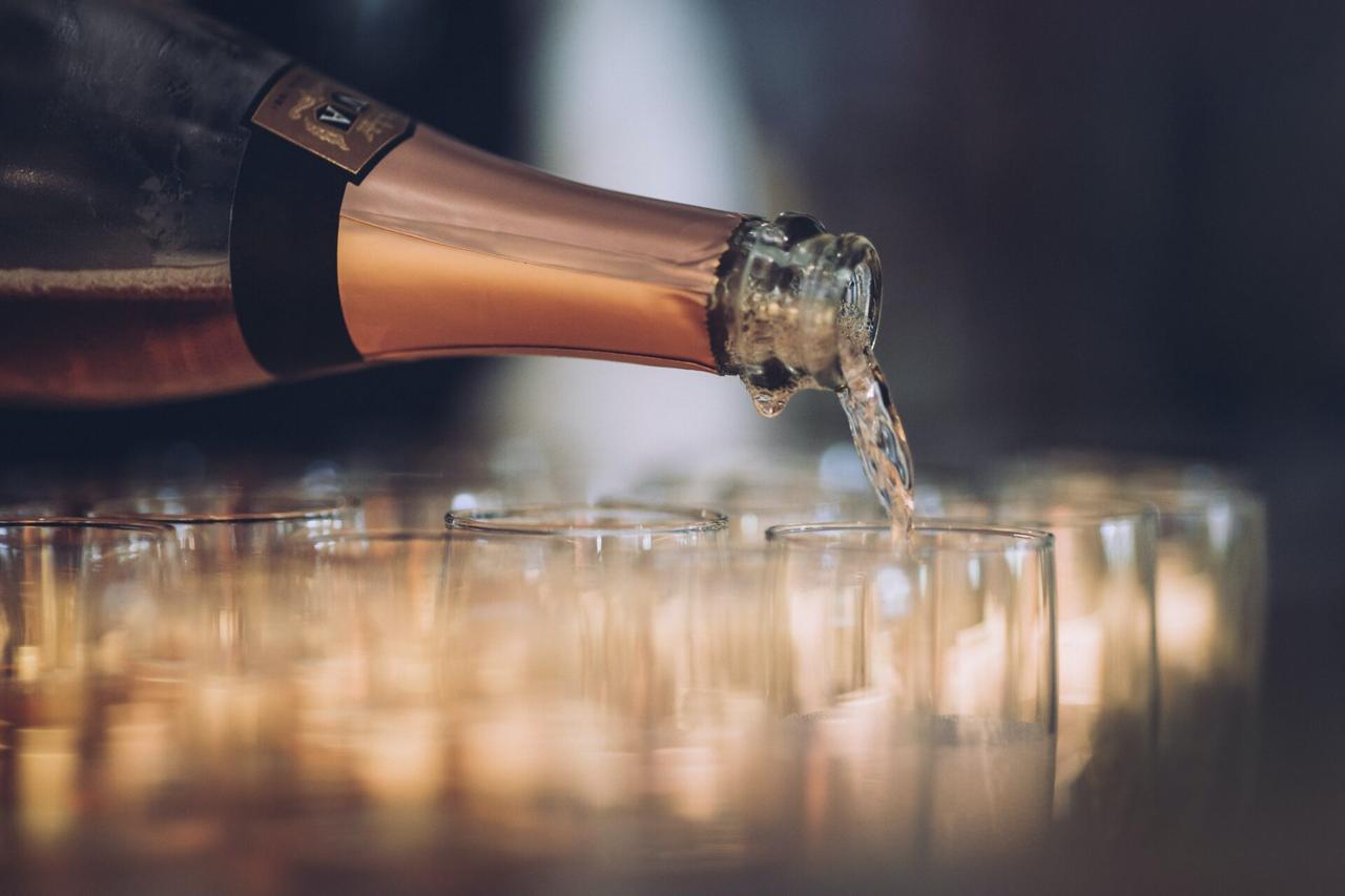 Se for celebrar com garrafa de champanhe, cuidado com a rolha